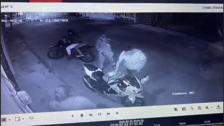Delincuentes le roban la motocicleta a un hombre