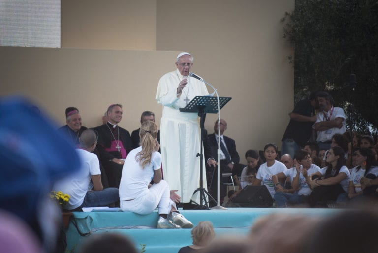 El papa Francisco autoriza a las mujeres leer la misa y dar la comunión