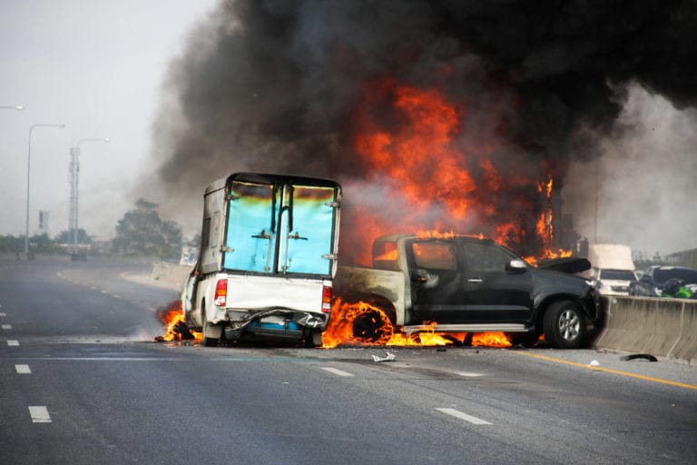 Cárteles queman vehículos y realizan bloqueos carreteros en dos municipios de Michoacán 