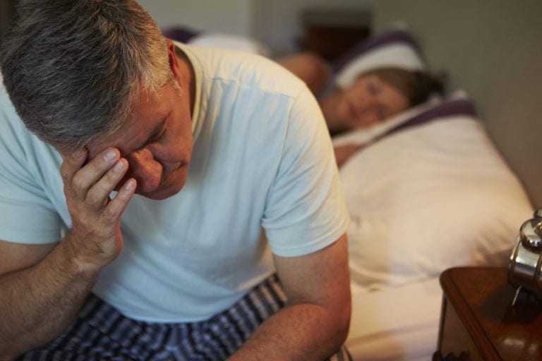 Especialistas recomiendan descansar al menos 6 horas y evitar el uso de dispositivos móviles antes de ir a dormir