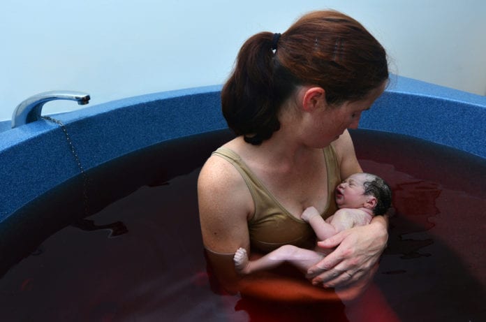 Parto humanizado con opción de nacer en agua