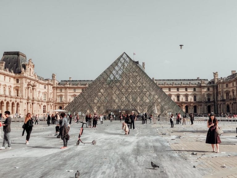 Por coronavirus cierran el Louvre en París, Francia