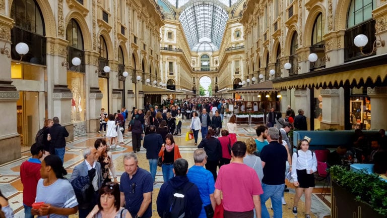 Anuncian cierre de todos los locales comerciales de Italia