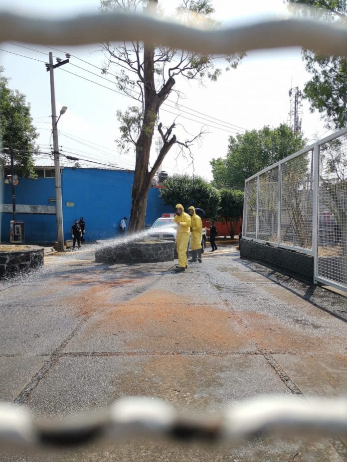 Sanitizan autoridades de Tlalnepantla las inmediaciones del Hospital del ISSSTE en Valle Ceylán.