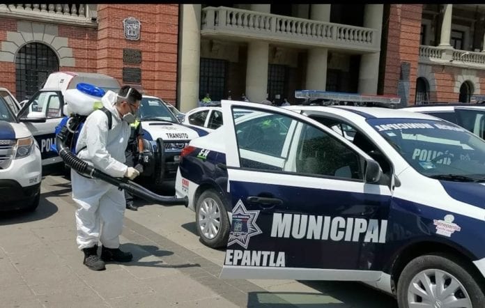 Sanitizan vehículos oficiales de Tlalnepantla
