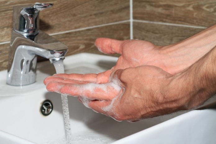 Hombre lavándose las manos
