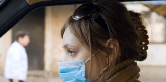 Salud mental por coronavirus, mujer joven con cubrebocas