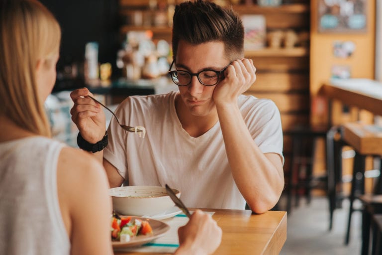 Hombre joven sin hambre