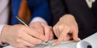 Hombre y mujer firman contrato de trabajo