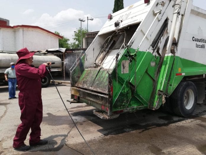 Sanitizan camiones recolectores de basura y otorgan equipo de protección para trabajadores de limpia en Cuautitlán Izcalli.