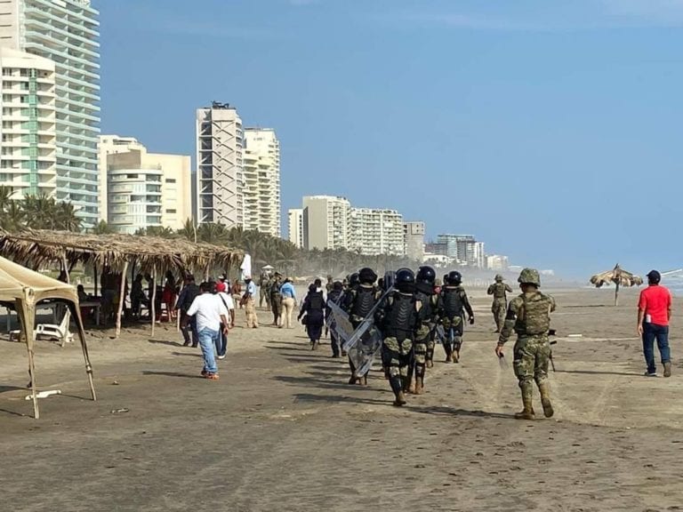 Retira la Marina a turistas de playas de la zona Diamante de Acapulco