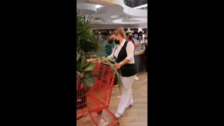 Empleados de un supermercado agradecen a una enfermera de Torreón