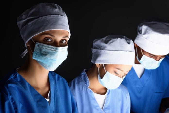 Médicos cirujanos en operación