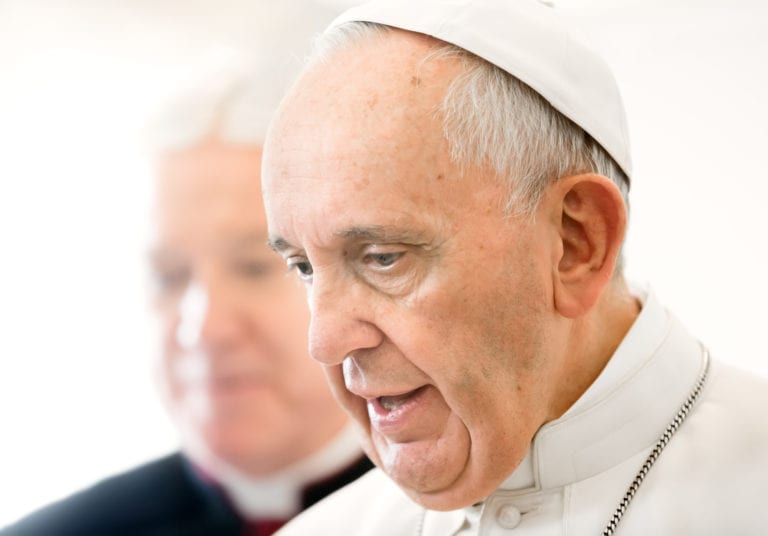 Ser homosexual no es delito, es pecado, afirma el papa Francisco