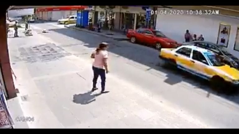 Taxista atropella a mujer en Córdoba, Veracruz