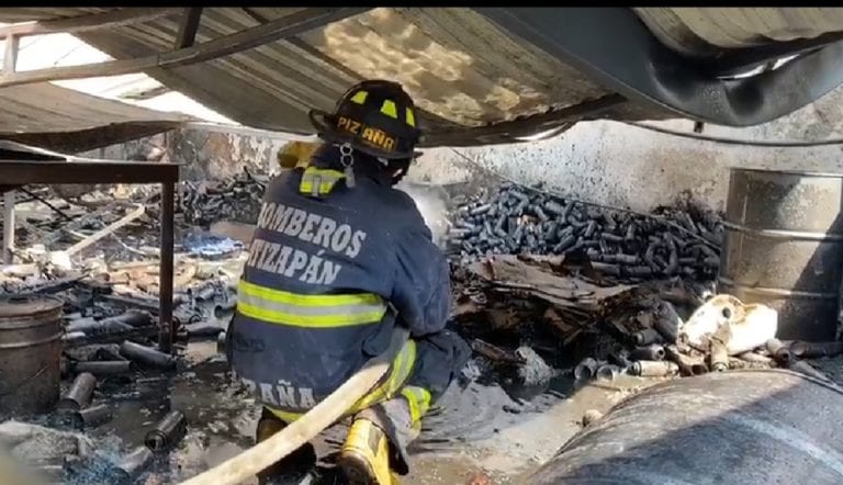 Fue sofocado un fuerte incendio por Bomberos del Municipio de Atizapán, se reportaron 3 personas heridas.