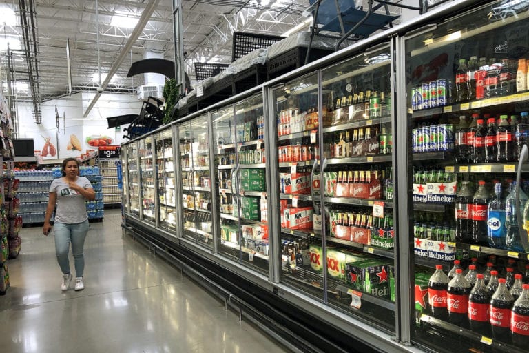 Algunas tiendas triplican el precio de la cerveza ante la escasez de producto