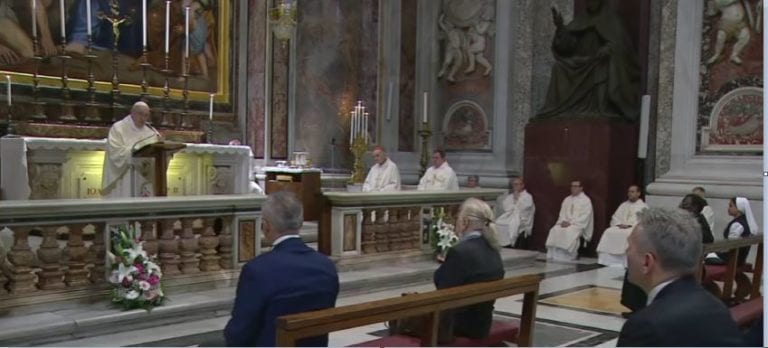 Papa Francisco reinicia misas con fieles