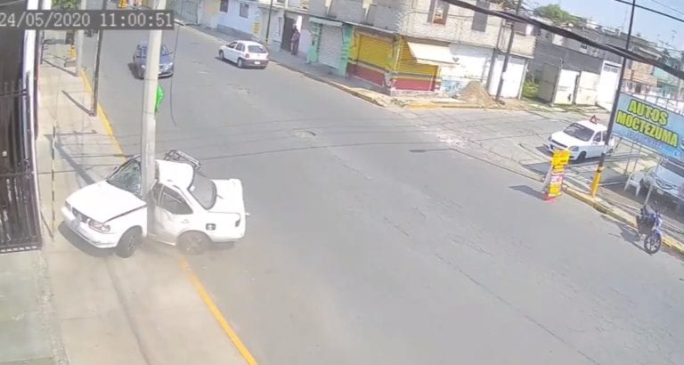 Taxista se impacta contra un poste en el Estado de México