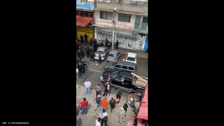 Vecinos de Iztacalco agredieron a policías de la Ciudad de México
