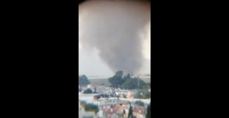 Se forma un tornado de agua en Puebla