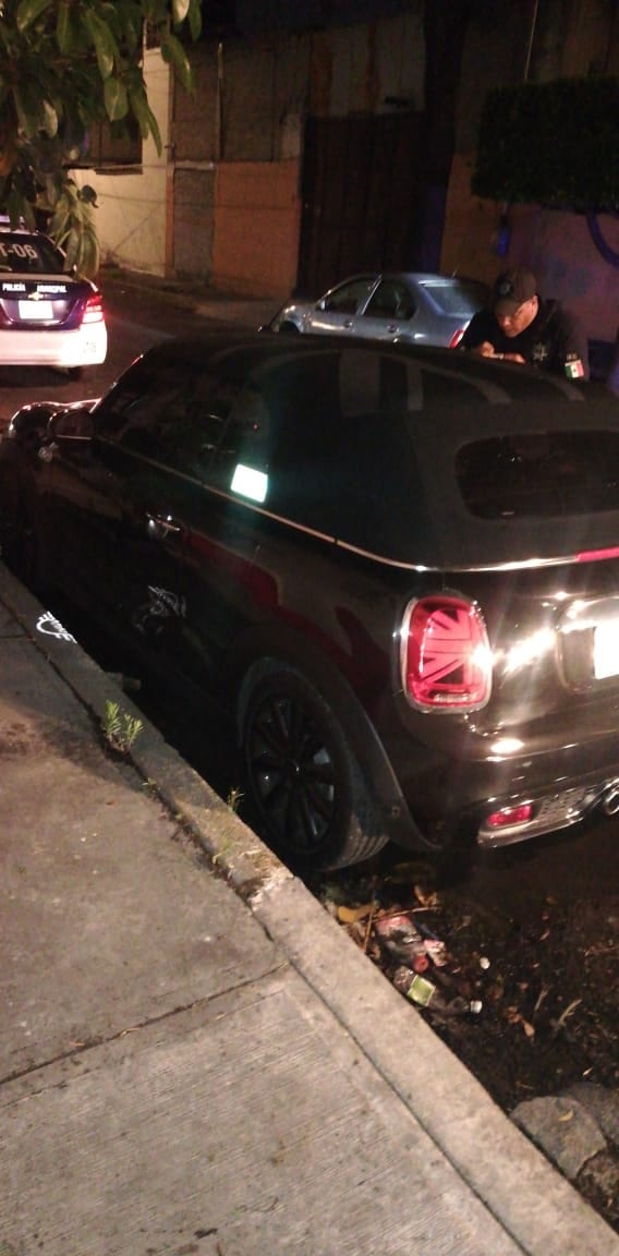 Policía Municipal de Tlalnepantla recupera vehículo robado y detiene a sujeto que robó un comercio en la CDMX.
