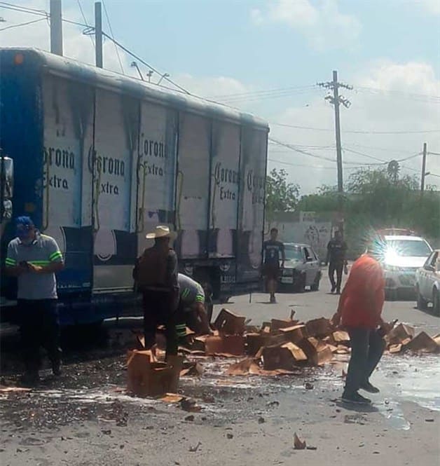 Pobladores aprovechan la caída de cartones de un camión de cerveza para robarse la mercancía