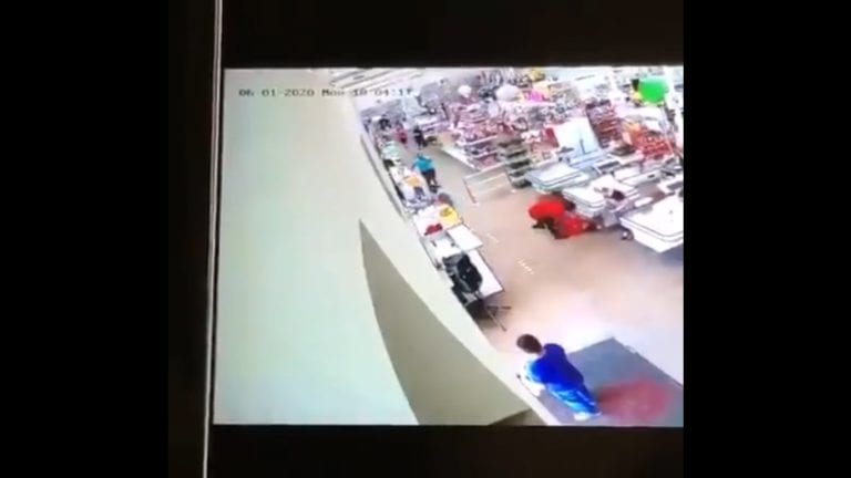 En Sonora un cliente golpeó al empleado de un supermercado por pedirle que usara cubrebocas