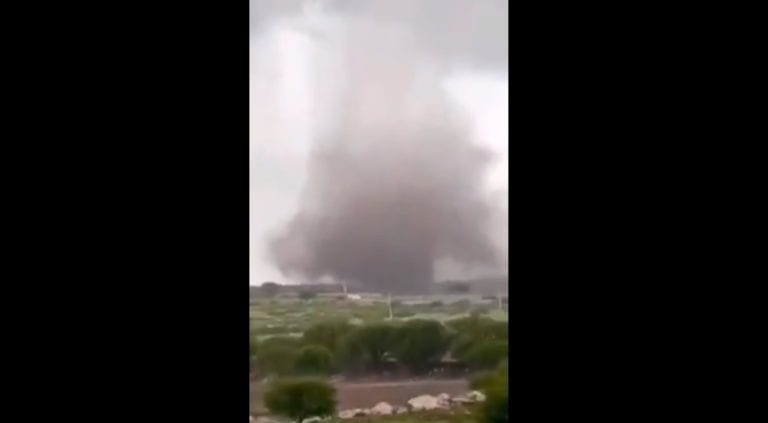 Captan tornado en San Juan Ixcaquixtla, Puebla