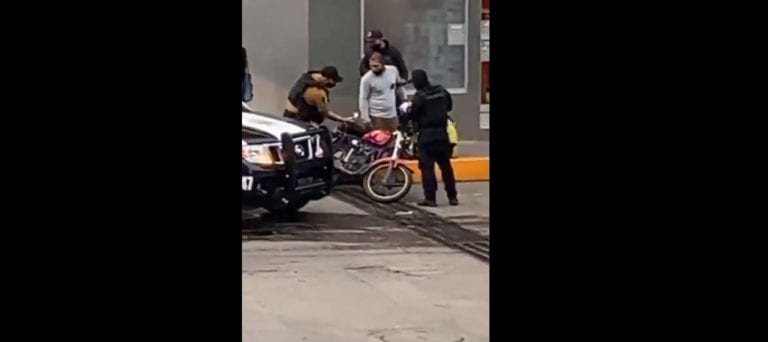 Captan a policías sembrando droga a un repartidor en Veracruz