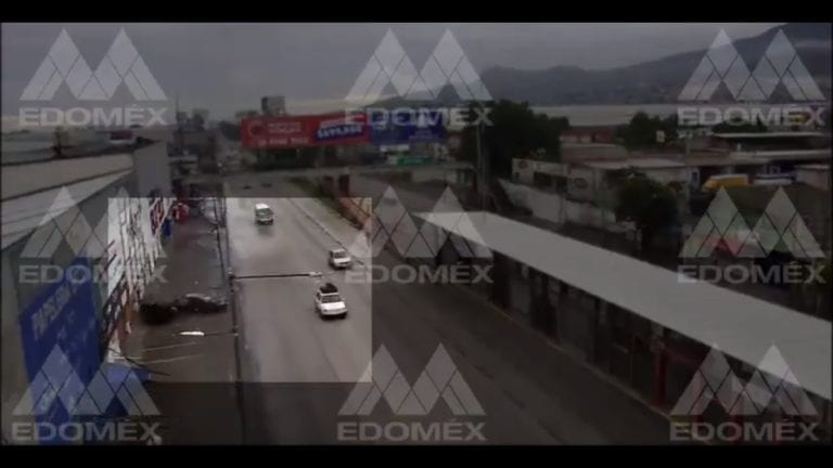 Automóvil se impacta contra un poste en la avenida López Portillo