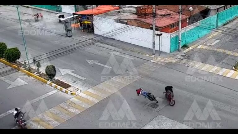 Dos motociclistas chocan de frente en Coacalco