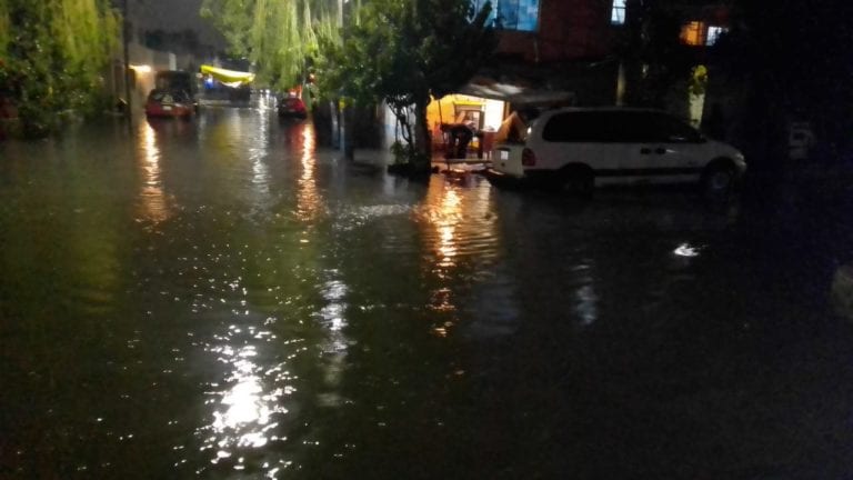 Fuertes lluvias inundan calles de Iztapalapa