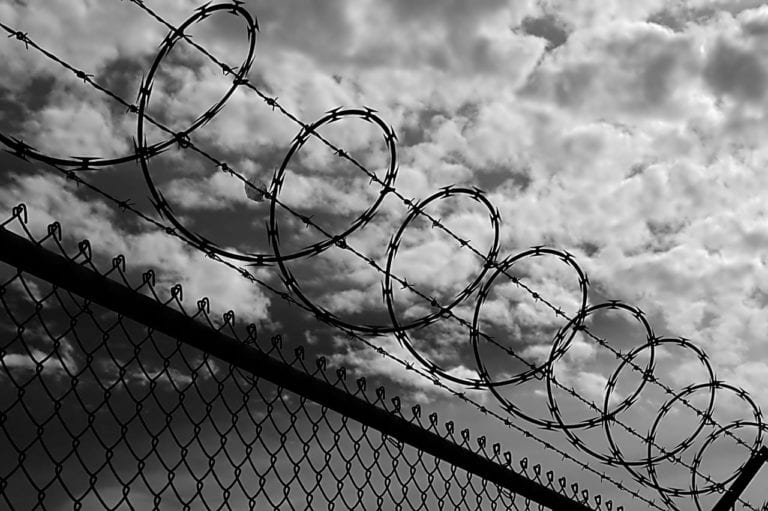 Vinculan a proceso a 9 personas por la fuga de reos del penal de Tula