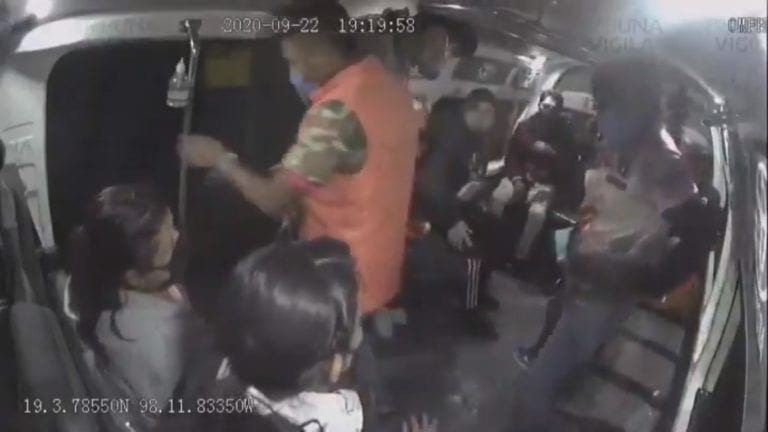 6 criminales asaltaron una combi de pasajeros en Puebla