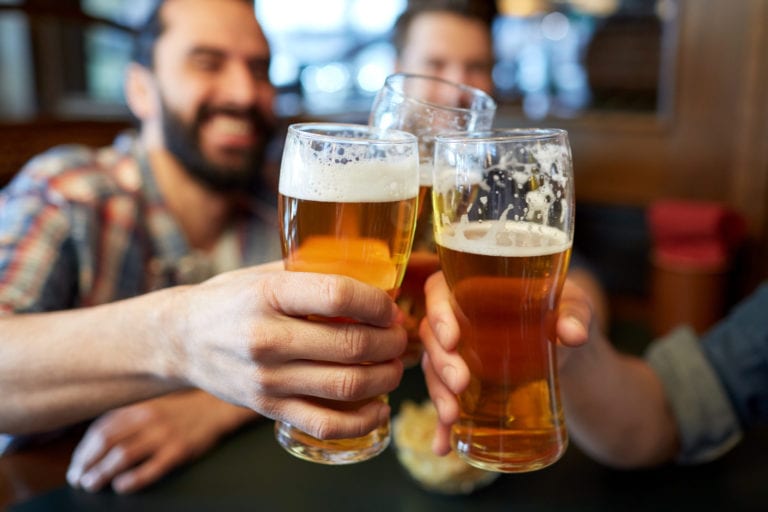 Nueva York se reduce horario de servicio a bares y restaurantes 