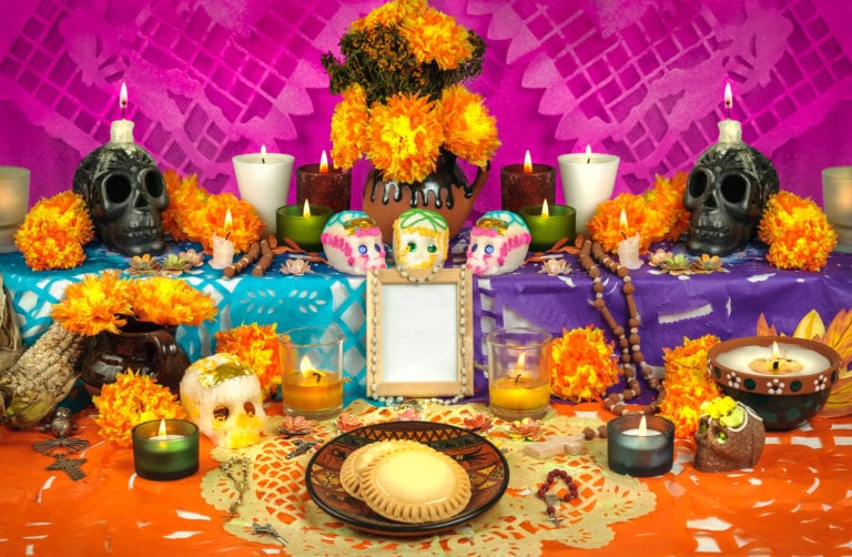 Altar tradicional mexicano del Día de los muertos con calaveras de azúcar y velas
