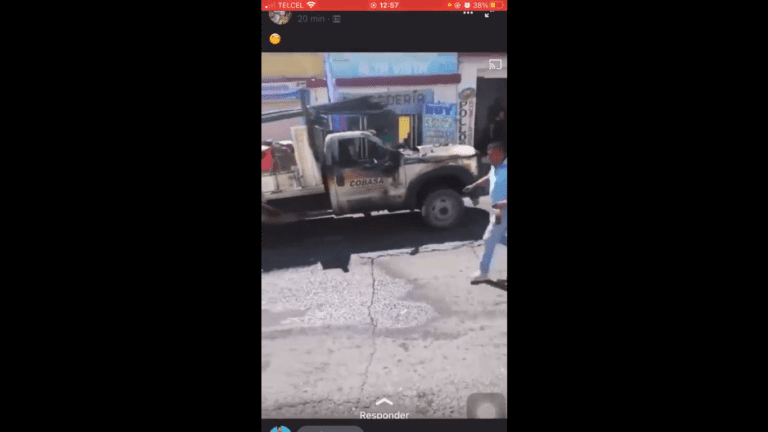 Camión de carga aplasta a una patrulla tras desprenderse de una grúa