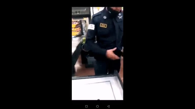 Policía de Neza intenta robar productos de una tienda de autoservicio