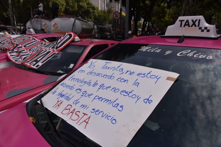 Taxistas piden a autoridades poner el piso parejo frente a las apps de transporte