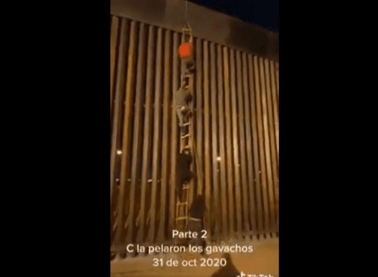 Hombres cruzan el muro de Trump con una simple escalera