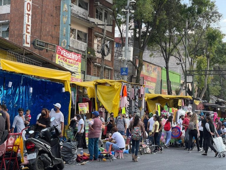 Comercios operan con normalidad en calles aledañas al Centro Histórico de la CDMX