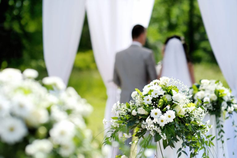 Decoraciones de boda con flores blancas