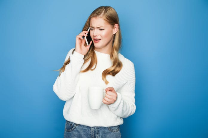 Mujer joven hablando por smartphone