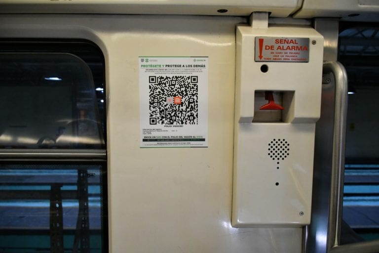 Policías invitan a usuarios del metro a registrar su viaje con los códigos QR