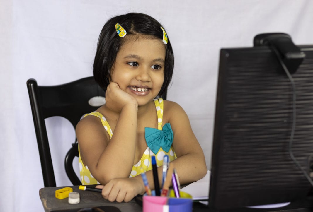 Niña en clases virtuales
