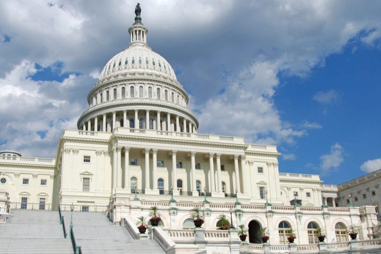 Demostración de paracaidismo causó alerta en el Capitolio en EUA