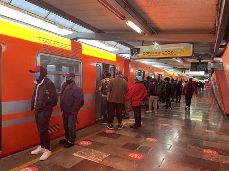 Líneas 4, 5 y 6 del Metro operan con lentitud y generan aglomeraciones en las estaciones