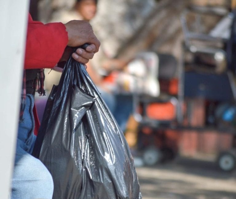 Multarán comercios que vendan artículos de plástico de un solo uso