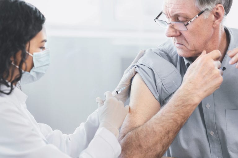 Reino Unido logra su objetivo y vacuna a todos los adultos mayores de 50 años contra el Coronavirus